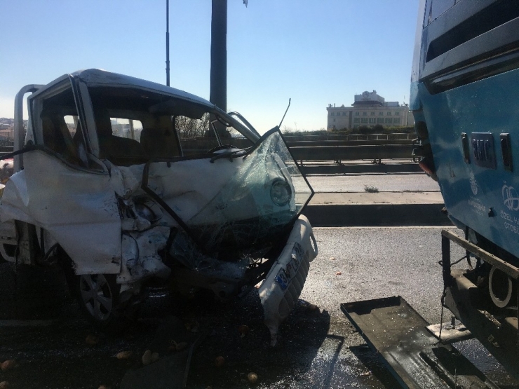 Edirnekapı’da Kamyonet Özel Halk Otobüsüne Çarptı: 2 Yaralı