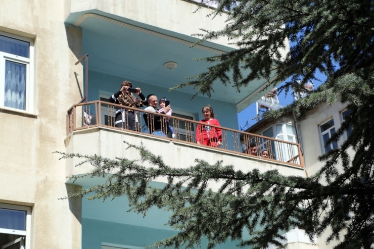 Elazığ’da Gençlere Sürpriz Doğum Günleri