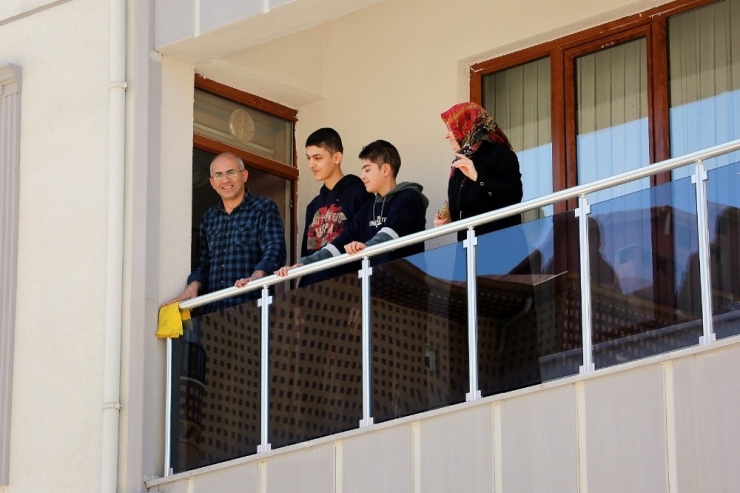 Elazığ’da Gençlere Sürpriz Doğum Günleri