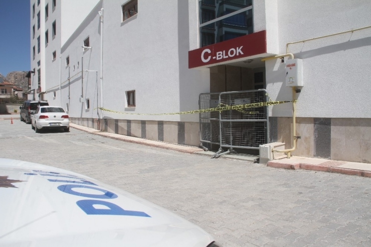 Elazığ’da 7 Katlı Apartman Karantinaya Alındı