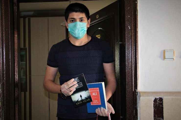 Elazığ’da Evden Çıkamayan Gençler Kitap Okuyarak Zaman Geçiriyor