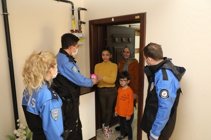 Eymen Kardeşler Kumbaralarındaki 170 Tl’yi Milli Dayanışma Kampanyası’na Bağışladı