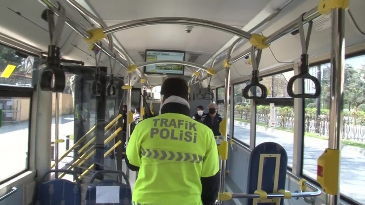 Fatih’te Otobüste Yan Yana Oturan Vatandaşlar Uyarıldı