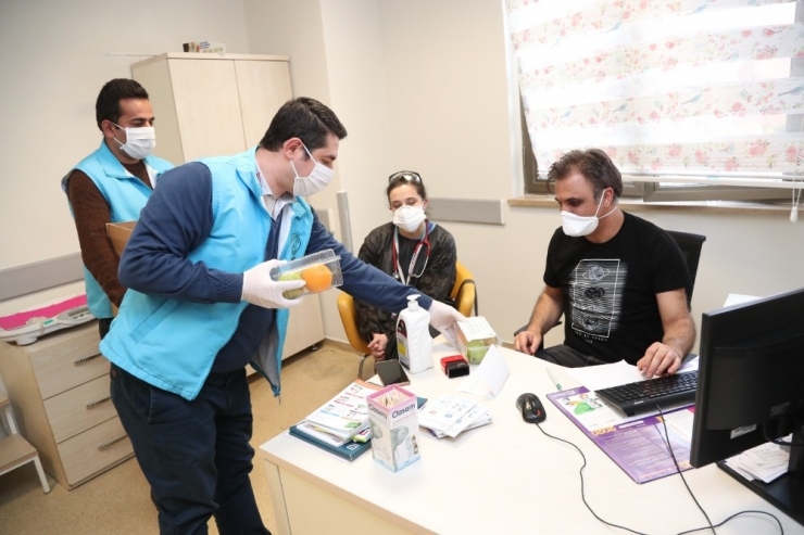 Gaziosmanpaşa Belediyesinden Sağlık Çalışanlarına Meyve İkramı