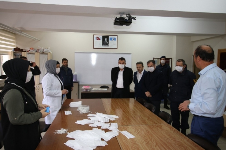 Hacılar’da Maske Üretimi Devam Ediyor