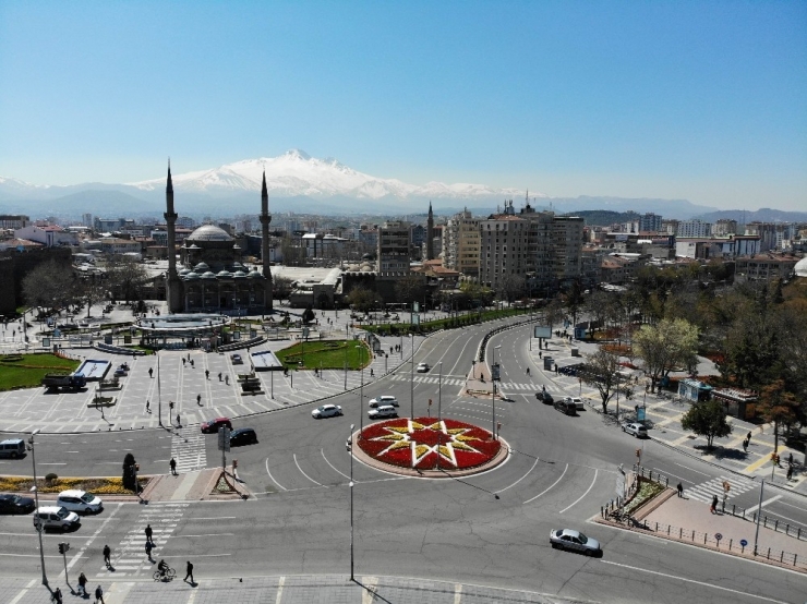 Kayseri’de Sokağa Çıkma Yasağının Bitmesiyle Trafik Yoğunluğu Havadan Görüntülendi