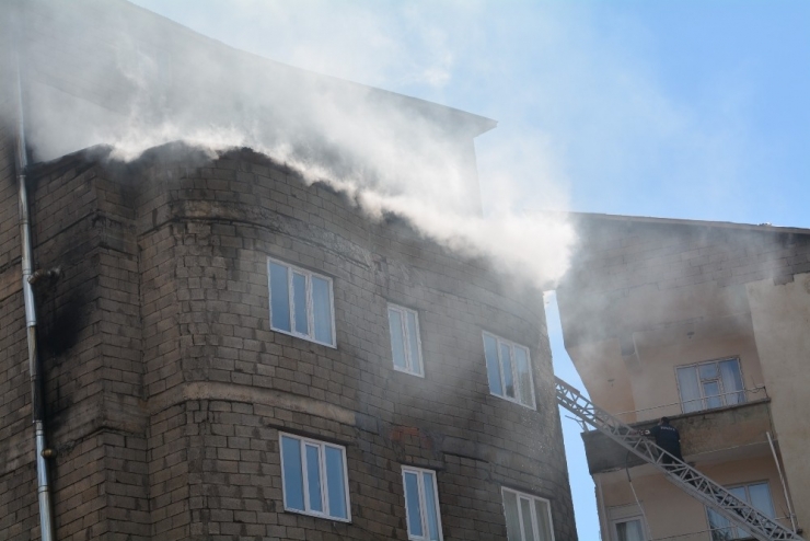 Hakkari’de Korkutan Yangın