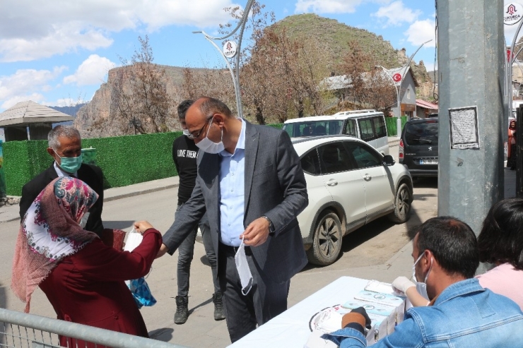 Çukurca Belediyesinden Vatandaşlara Maske