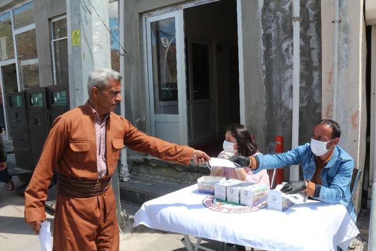 Çukurca Belediyesinden Vatandaşlara Maske
