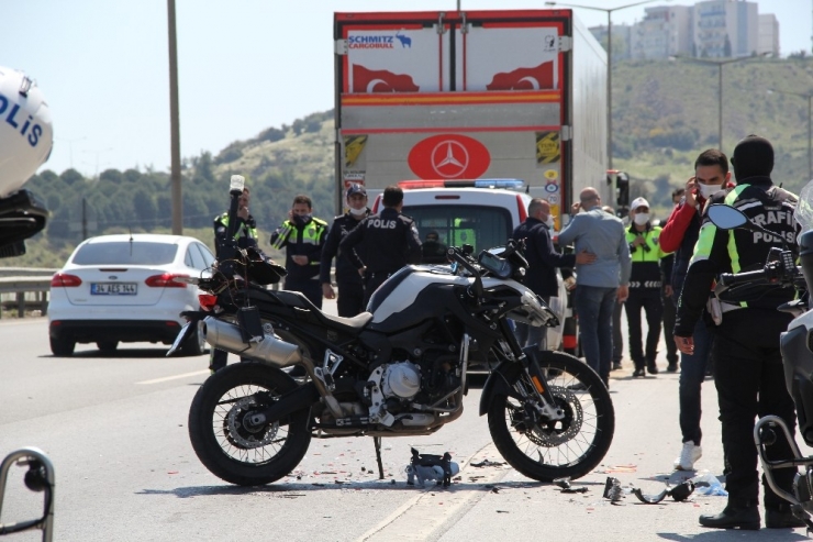İzmir’de Görevli Trafik Polisi Kaza Yaptı