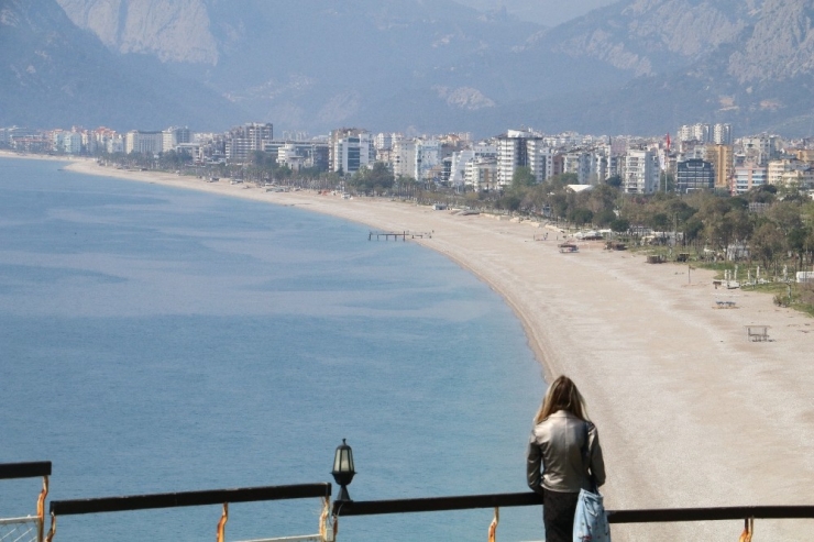 Yasaktan Sonra Sadece Bakmakla Yetiniyorlar
