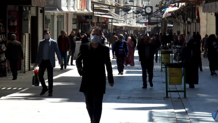 Köpüklü Suyla Yıkanan Tarihi Çarşı Yasağın Kalktığı İlk Günde Dolup Taştı