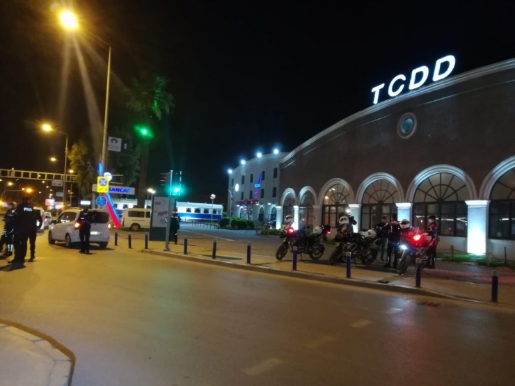 Sokağa Çıkma Yasağının Ardından İzmir Polisi Denetimlerine Devam Etti