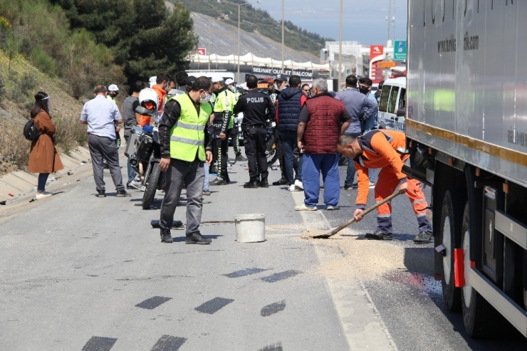 İzmir’de Görevli Trafik Polisi Kaza Yaptı