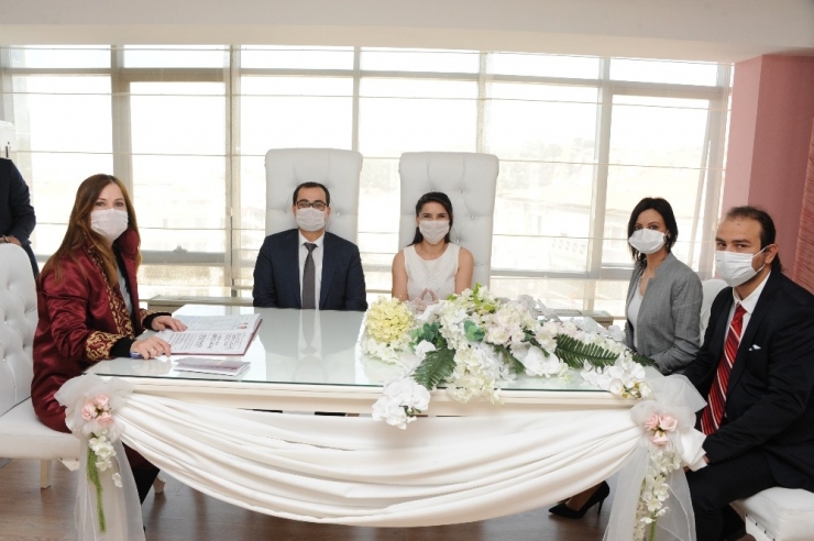 Korona Günlerinde Aşk: Canlı Yayında Nikah Kıydılar