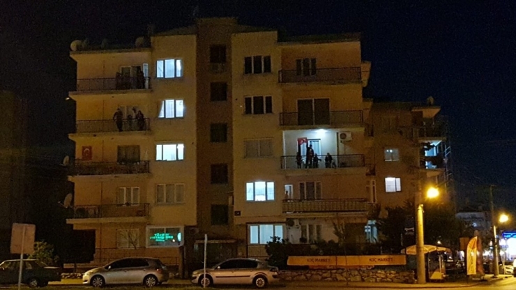 Balkonlara Çıkan Vatandaşlar Hep Bir Ağızdan Şarkı Söyledi