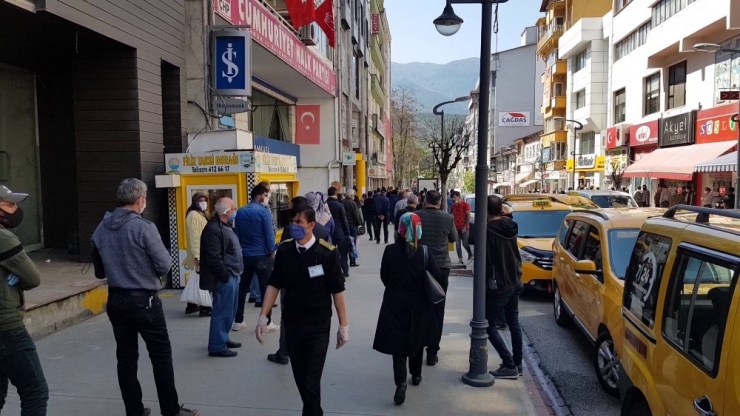 Haftanın İlk Gününde Vatandaşlar ’Evde Kal’ Çağrısını Unuttu