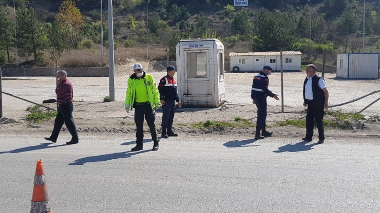 Trafik Kazası Sonrası Sosyal Mesafeyi Koruyarak Dakikalarca Tartıştılar