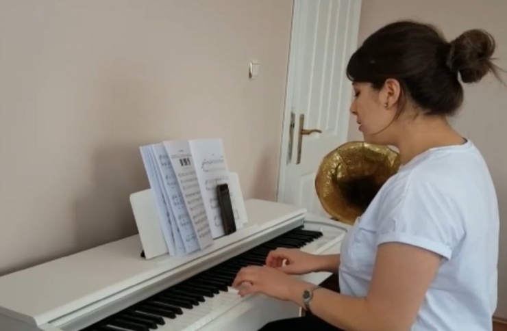 Karslı Öğrencilerden "Evde Kal" Çağrısı