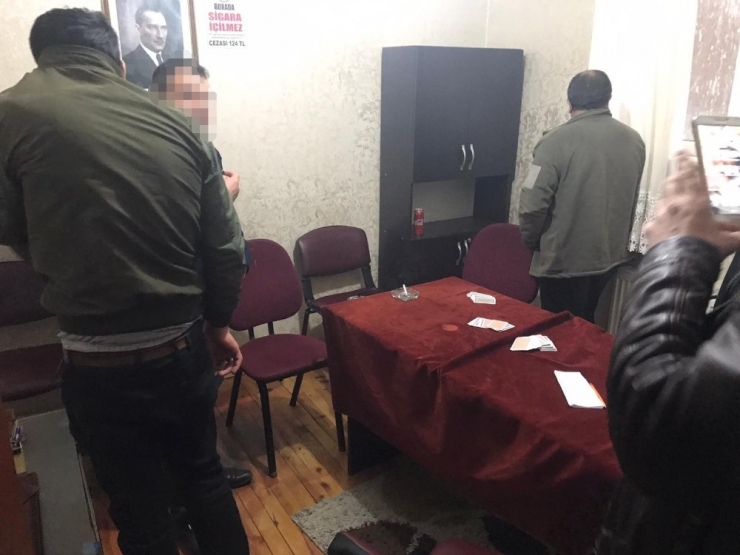 Kars’ta 5 Kişi Kumar Oynarken Yakalandı