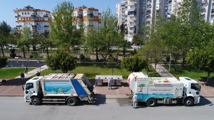Temizlik İşçilerinden "Kullanılan Maskeleri Çöpe Atın" Uyarısı
