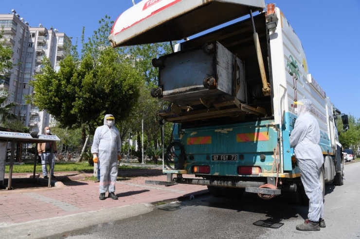 Temizlik İşçilerinden "Kullanılan Maskeleri Çöpe Atın" Uyarısı