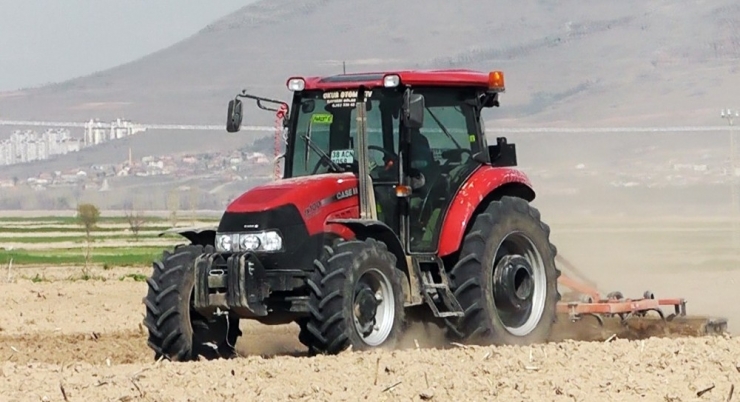 Çiftçiler, Vatandaşlar İçin Çalışmaya Devam Ediyor