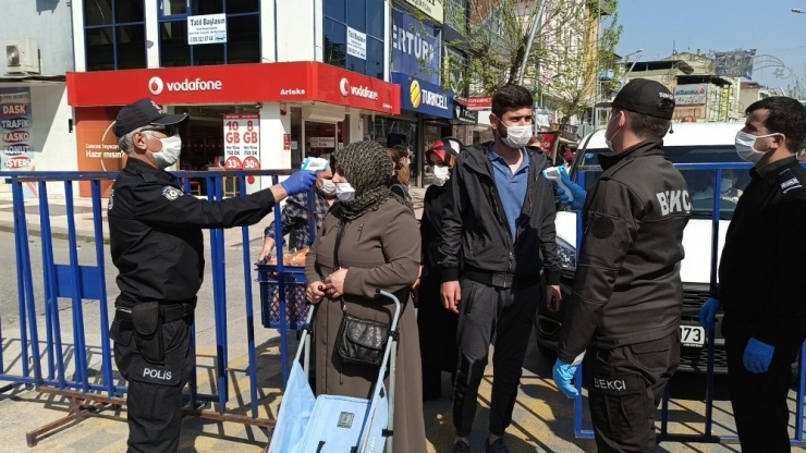 Caddeye Ateş Ölçülerek Alınıyor