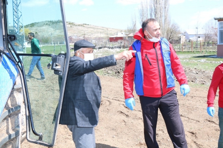 Musa Dedenin Tarlasını Gençler Ekti