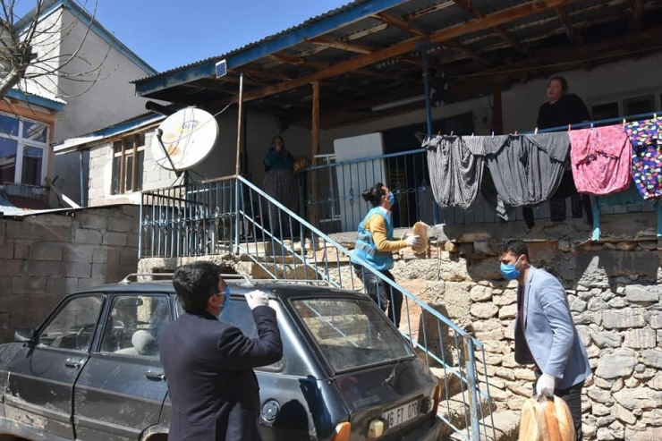 Karantinadaki İlçede Maske Ve Ekmek Dağıtıldı