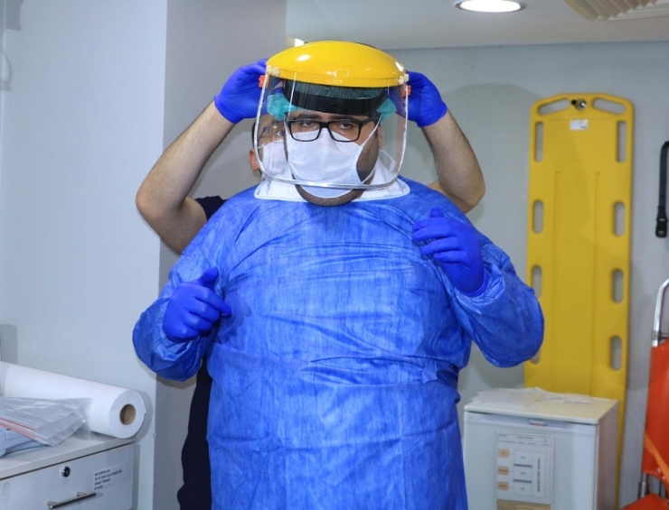 Virüsü Yenen Doktor Alkışlar Arasında Geri Döndü