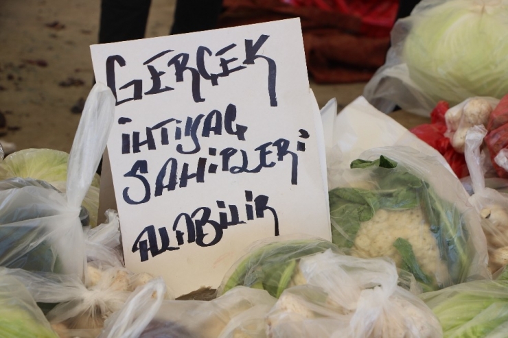 Manavgat’ta Pazarcı Esnafından İhtiyaç Sahiplerine Sebze-meyve