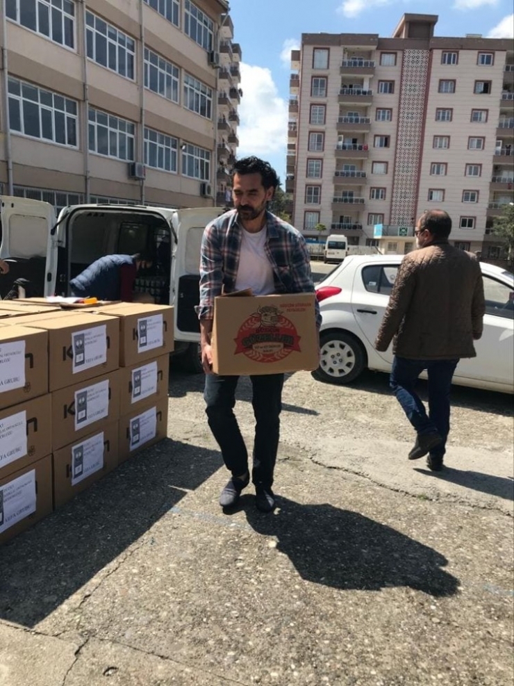 İstiklal Ortaokulundan 60 Aileye Gıda Yardımı