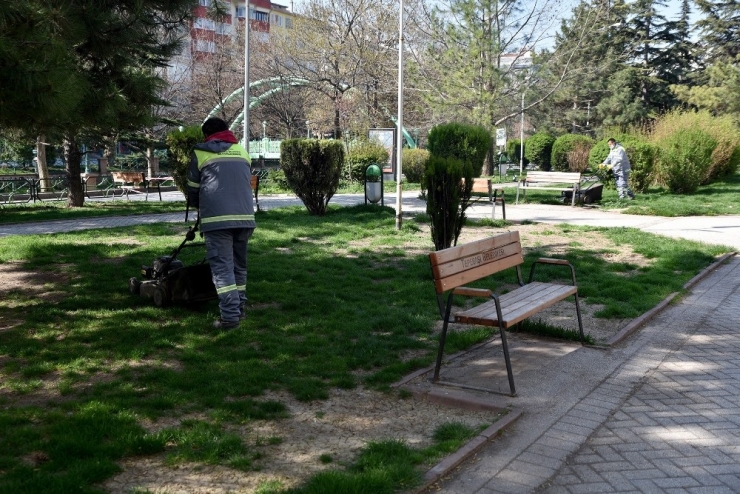 Parklar Virüs Tehlikesi Sona Erdiğinde Vatandaşların Kullanımına Hazır Hale Getiriliyor