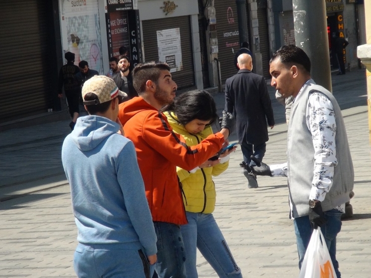 Taksim’de Kuralları Hiçe Sayan Turistlere Polis Müdahale Etti