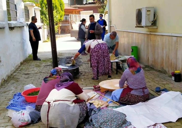 Muhtar Sağlık Çalışanları İçin Gözleme Yaptırdı