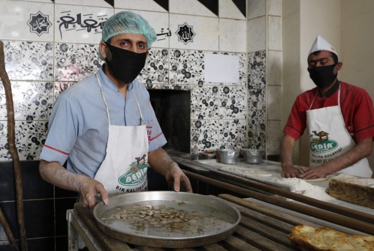 Madeni Paraları 180 Derecede Isıttıktan Sonra Müşterilere Veriyor
