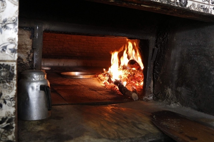 Madeni Paraları 180 Derecede Isıttıktan Sonra Müşterilere Veriyor