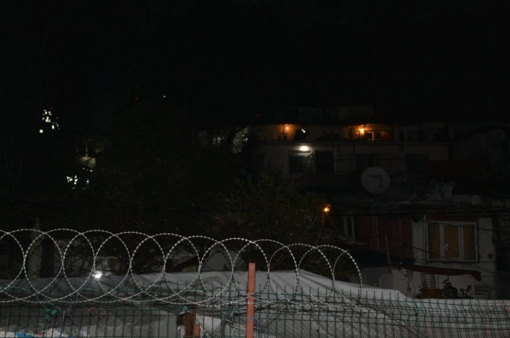 Şişli’de İki Katlı Ahşap Bina Alev Alev Yandı