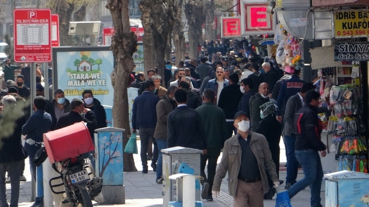 Vanlılar Sokağa Çıkma Yasağının Ardından Şehir Merkezine İndi