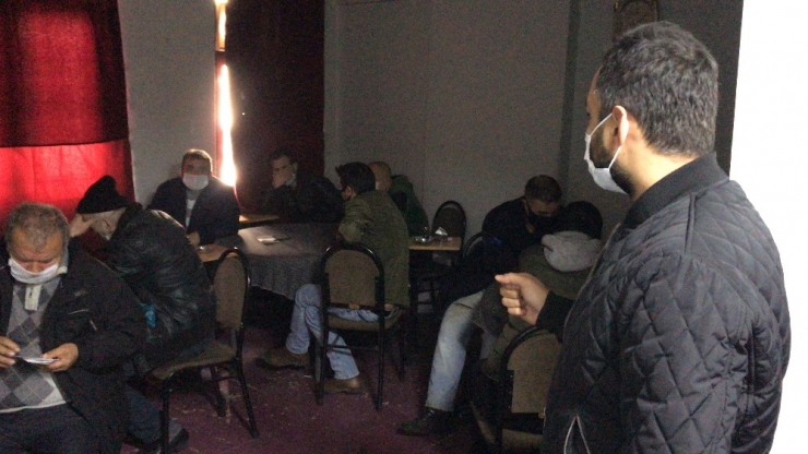 Taksim’de Yasağa Uymayan Şahıs Camdan Kaçmaya Çalışırken Yakalandı