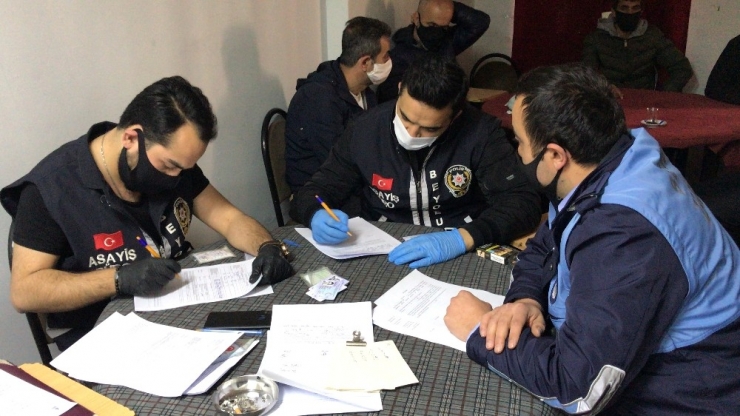 Taksim’de Yasağa Uymayan Şahıs Camdan Kaçmaya Çalışırken Yakalandı