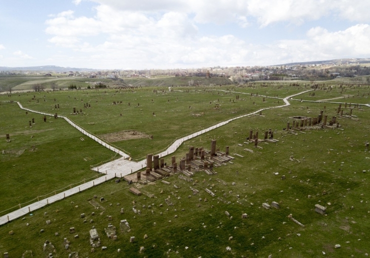 Ahlat’ın Tarihi Mekanlarında Korona Virüs Sessizliği