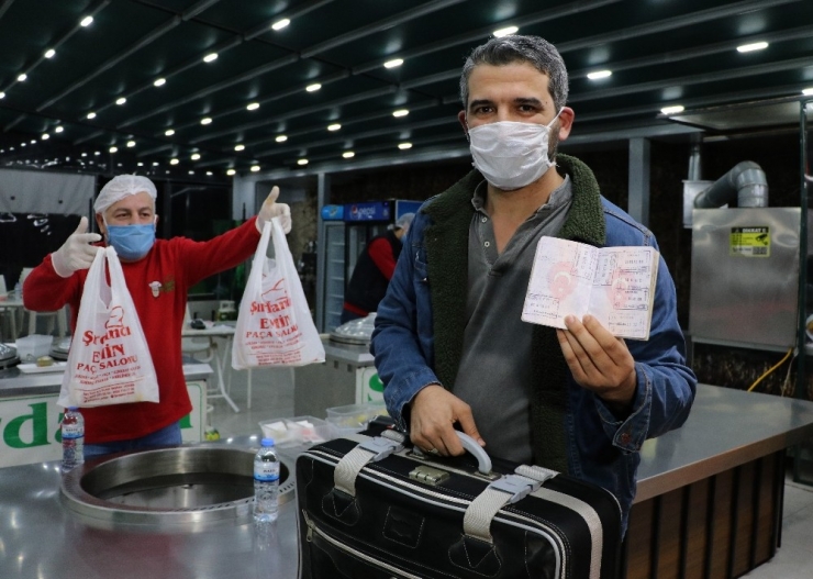 Sosyal Mesafeli "Şırdan" Kuyruğu