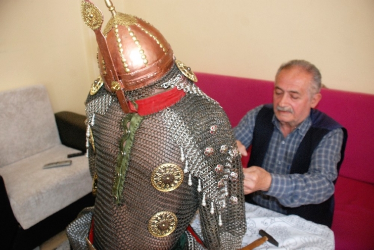 Sokağa Çıkması Yasaklandı, Evinde Zırh Üretmeye Başladı