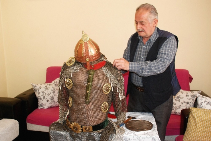 Sokağa Çıkması Yasaklandı, Evinde Zırh Üretmeye Başladı