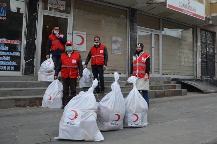 Kızılaydan İhtiyaç Sahiplerine Gıda Yardımı