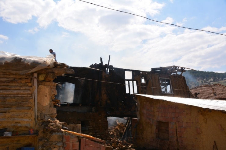 Uşak’ta Feci Olay: Yangında 82 Hayvan Telef Oldu