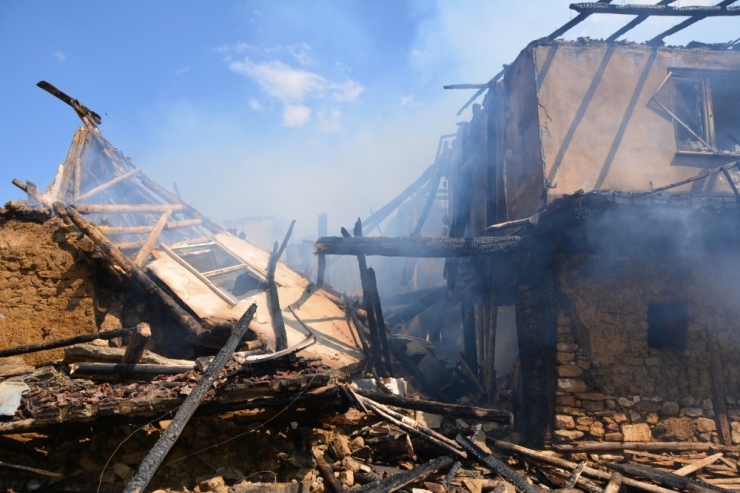 Uşak’ta Feci Olay: Yangında 82 Hayvan Telef Oldu