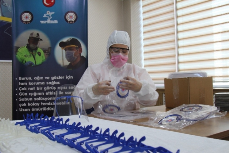 Van Polisi Kendi Siperlik Maskesini Üretiyor